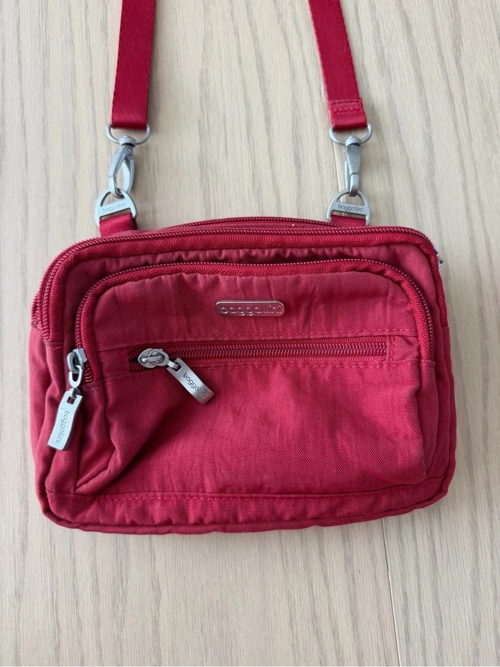 Baggallini Red Small Triple Zip Crossbody Bag 8x6x2 Travel Preppy 3 Compactments